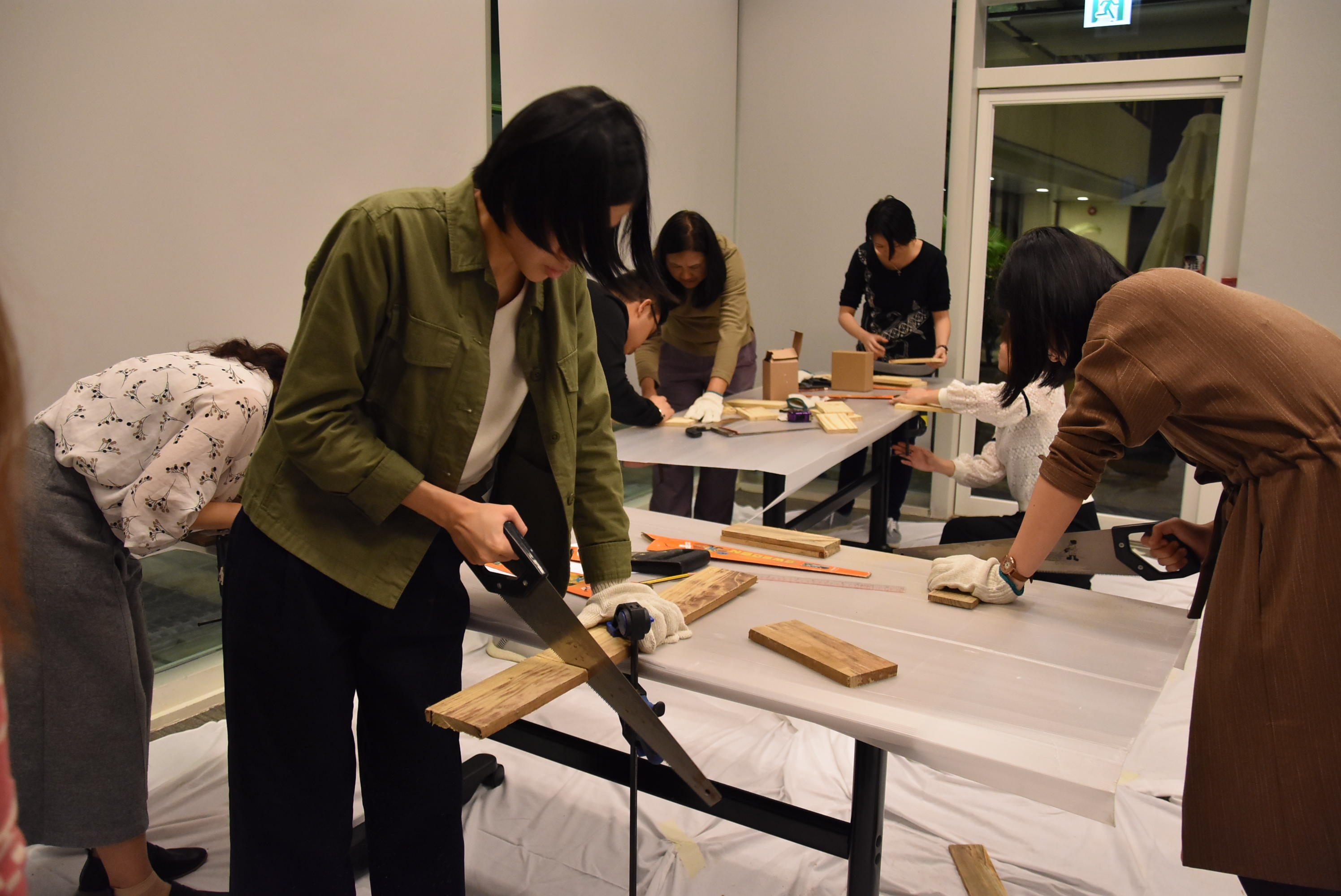 Wooden Pallet Table Lamp Workshop2